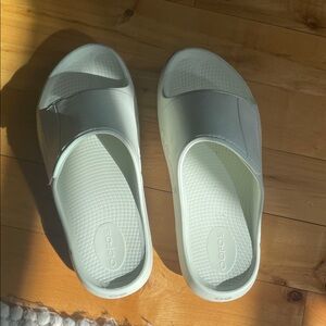 OOFOS White Slide Sandals
